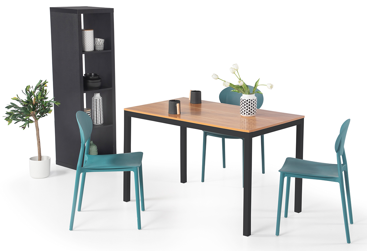 Απεικονίζεται η βιβλιοθήκη μαζί με ένα τραπέζι και δυο καρέκλες σε έναν χώρο.